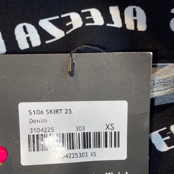 Chic Blue Denim Pencil Skirt - Picture 12 of 12